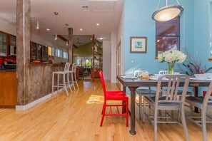 Dining - SoCo steps away + screened porch, artsy vibe (Austin)