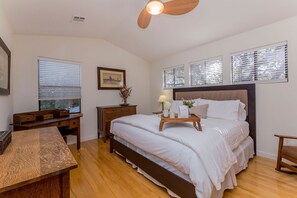 4 bedrooms, iron/ironing board, Internet, bed sheets - Explore Austin in Style: Luxury for 14 Guests, Steps from South Congress (Austin)