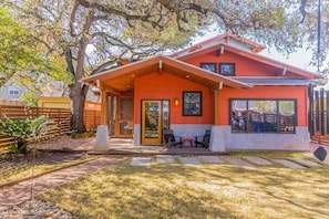Exterior - SoCo steps away + screened porch, artsy vibe (Austin)