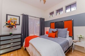 Iron/ironing board, WiFi, bed sheets - SoCo steps away + screened porch, artsy vibe (Austin)