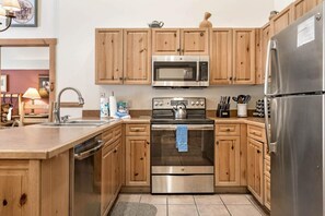 Refrigerador, microondas, horno, placa de cocina