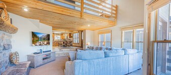 *Free Ski Rental* Perfect for Families – 200 Yards to Skiing, Private Hot Tub, Private 2 Car Garage