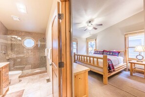 Ensemble douche/baignoire, sèche-cheveux, serviettes fournies, savon