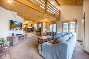Smart TV, fireplace, DVD player, stereo