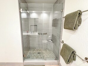 Suihku, hiustenkuivaaja, pyyhkeet