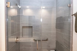Dusche, Haartrockner, Handtücher