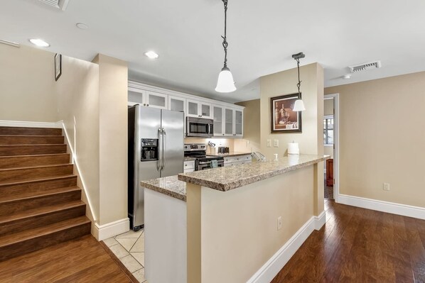 Kylskåp, mikrovågsugn, ugn och spishäll