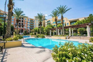 حمّام سباحة مُدفَّأ