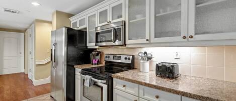 Refrigerador, microondas, horno y parrilla de estufa