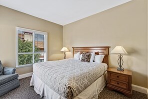 3 chambres, fer et planche à repasser, Wi-Fi, draps fournis