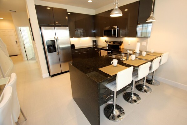 冰箱、微波炉、烤箱、炉灶