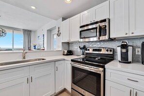 Refrigerador, microondas, horno y parrilla de estufa 