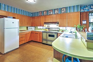 Refrigerador, microondas, placa de cocina, lavavajillas