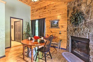 Dining - Sevierville Overlook Cabin: 9 Miles to Gatlinburg! (Sevierville)