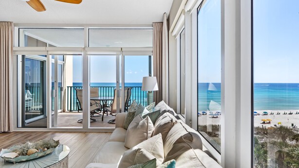 Un balcon spacieux offrant une vue sur la plage et l’océan.
