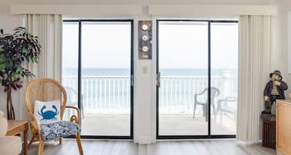 1 Bedroom Oceanfront Condo in The Riggings!