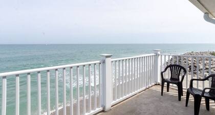 1 Bedroom Oceanfront Condo in The Riggings!