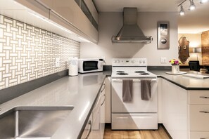 Kylskåp, mikrovågsugn, ugn och spishäll