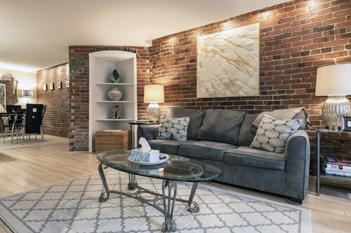 Enjoy a classic Capitol Hill experience just 5 blocks from the seat of power.