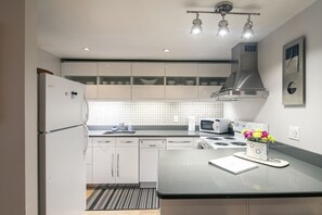 Kjøleskap, mikrobølgeovn, ovn og kokeplater