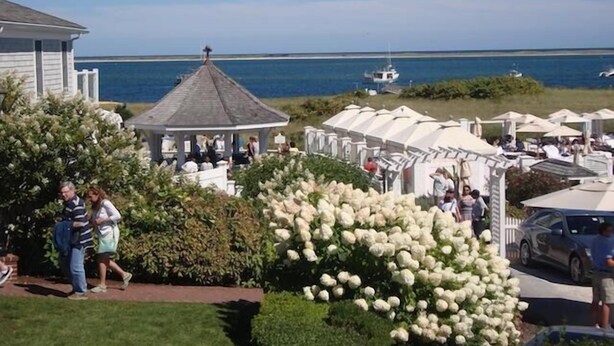 Een locatie aan de kust met een prieel, terras en uitzicht op zee.