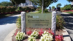 Bordje voor 'The Spa at Chatham Bars Inn' dat een spa-parkeerplaats aangeeft.