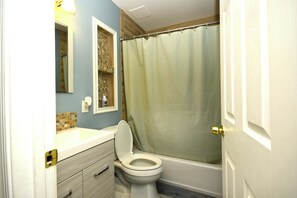 Shower, towels - Spacious, unique 3 bedroom condo right on the bayside canal with cable internet located midtown and just eight blocks to the beach! (Ocean City)