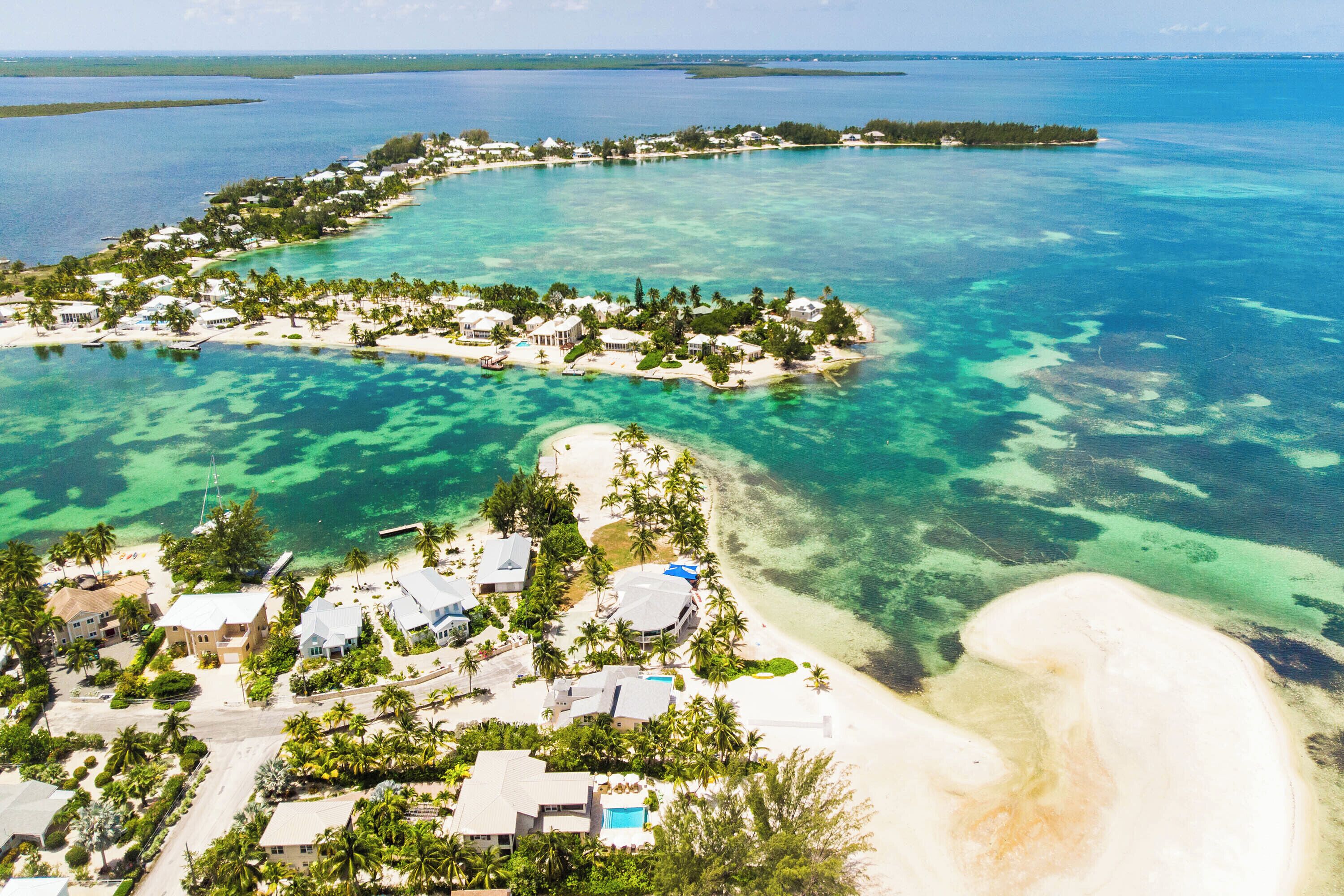 På stranden, solsenger og strandhåndklær