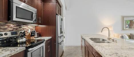 Een koelkast, een microgolfoven, een oven, een kookplaat