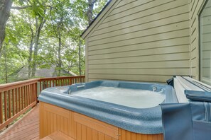 Outdoor spa tub - Wintergreen Home w/ Hot Tub, Deck & Mountain Views (Wintergreen)