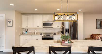 Wind River 6: Beautifully Renovated Townhome - Walk to Lift