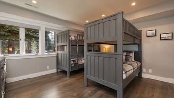 4 slaapkamers, een bureau, een strijkplank/strijkijzer, gratis wifi