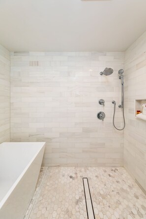 Badewanne, Haartrockner, Handtücher, Shampoo