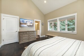 4 bedrooms, desk, iron/ironing board, free WiFi