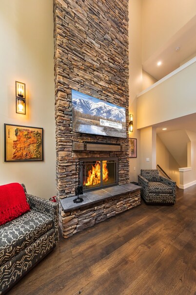 Wind River 6: Beautifully Renovated Townhome - Walk to Lift
