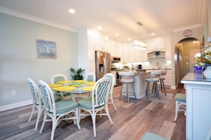 Dining - Bright, colorful 3-bedroom luxury condo with WiFi, a gorgeous marsh and bay view, and an outdoor pool located midtown on the bay water! (OCEAN CITY)