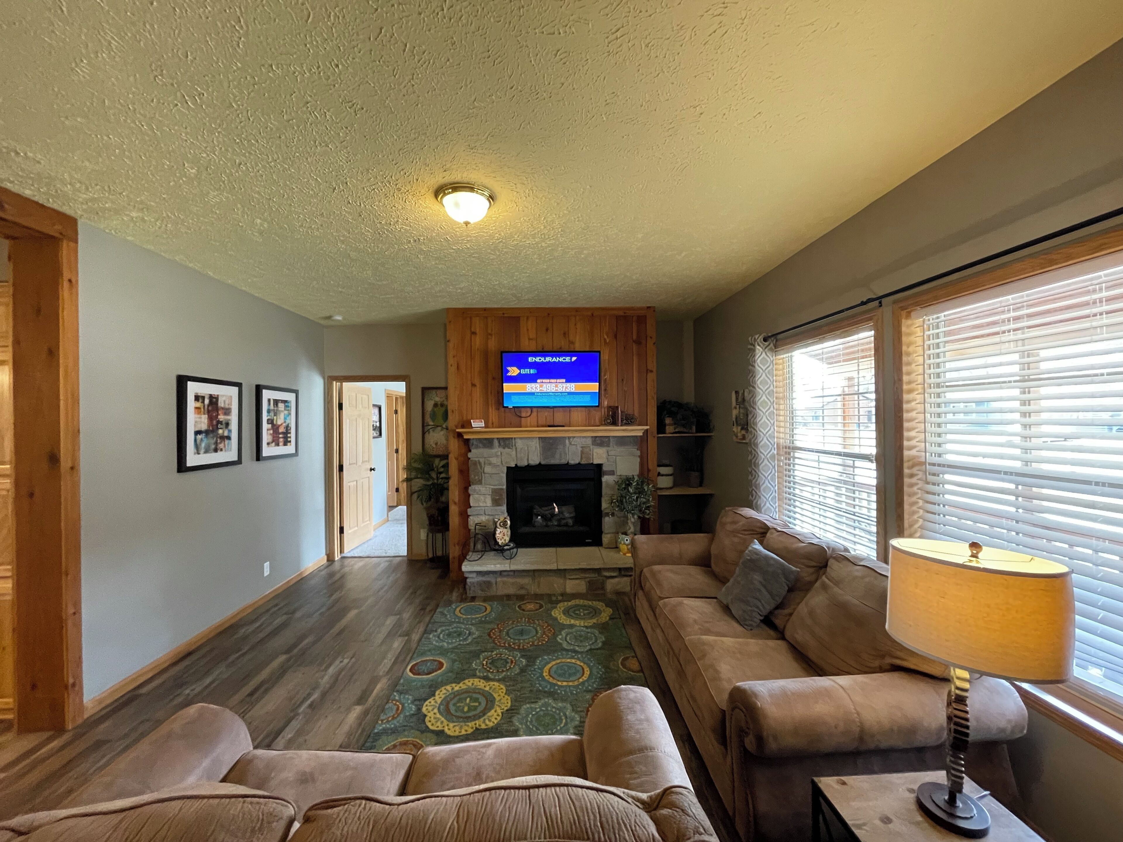 Smart TV, chimenea, futbolito y tenis de mesa 