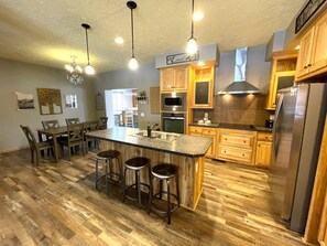 ثلاجة، ميكروويف، فرن، موقد طهي مسطح