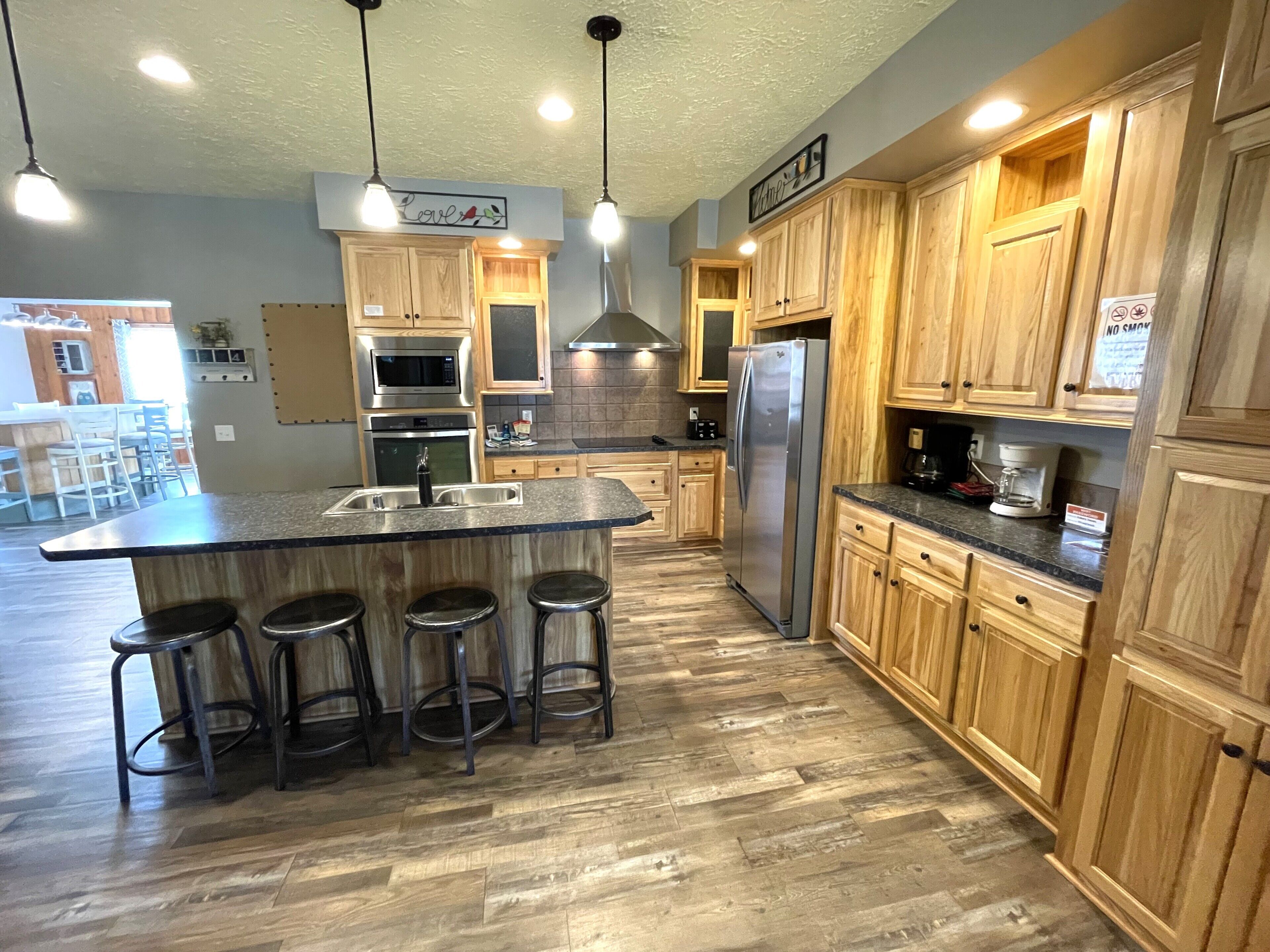 Full-sized fridge, microwave, oven, stovetop