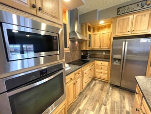 ثلاجة، ميكروويف، فرن، موقد طهي مسطح