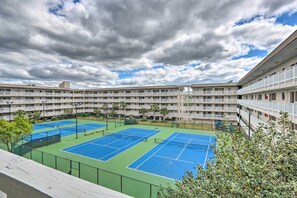 Ein mehrstöckiges Hotel mit einem Tennisplatzkomplex.