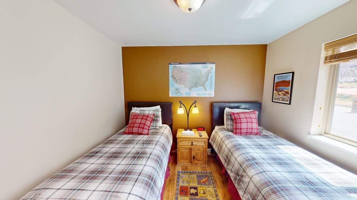 3 bedrooms, iron/ironing board, WiFi (free), bed sheets