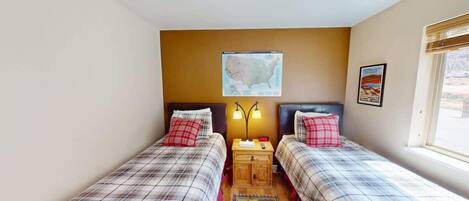 3 bedrooms, iron/ironing board, WiFi (free), bed sheets