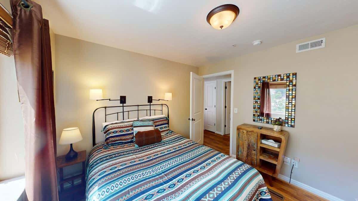 3 slaapkamers, een strijkplank/strijkijzer, gratis wifi, beddengoed