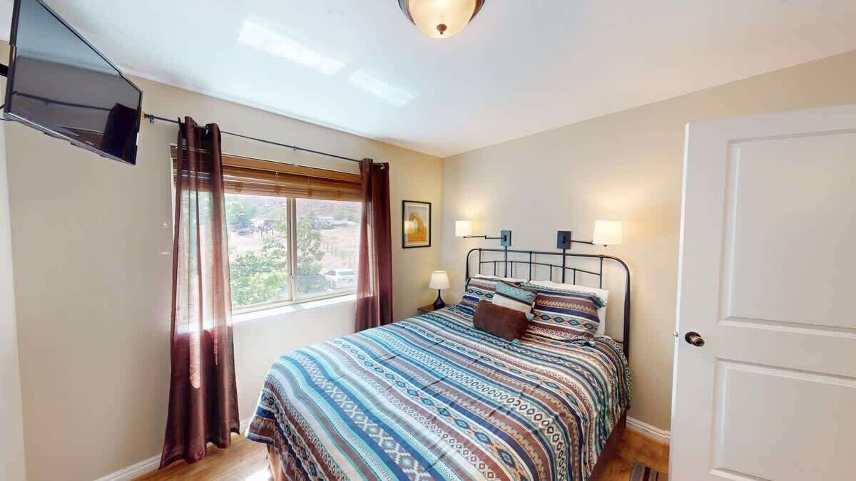 3 slaapkamers, een strijkplank/strijkijzer, gratis wifi, beddengoed