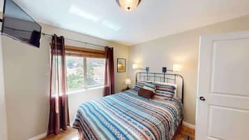 3 bedrooms, iron/ironing board, free WiFi, bed sheets