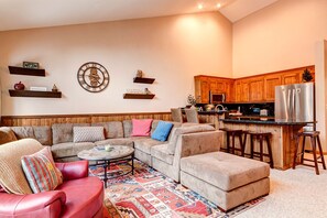 Una televisión, una chimenea