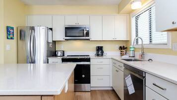 Réfrigérateur, micro-ondes, four, plaque de cuisson