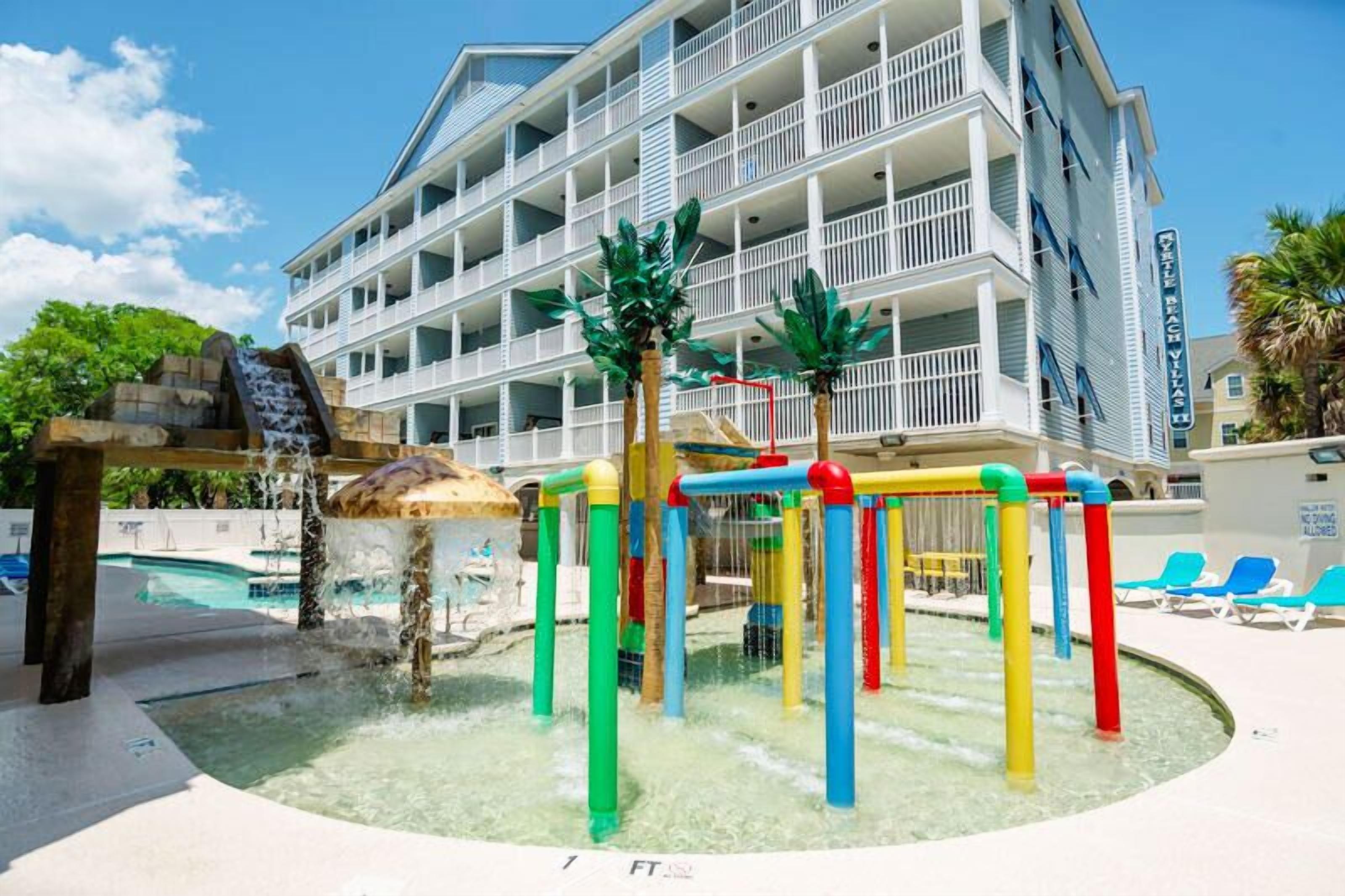 Un hôtel doté d’un espace de jeux aquatiques, comprenant un toboggan et une piscine.