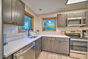 Réfrigérateur, micro-ondes, plaque de cuisson, lave-vaisselle